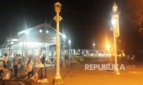 Suasana jelang shalat tarawih di Masjid Agung Keraton Surakarta.