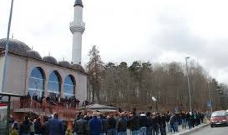 Suasana jelang Sholat Jumat di Masjid Stockholm, Swedia. Masjid Stockholm Kutuk Serangan Islamofobia Penodaan Alquran