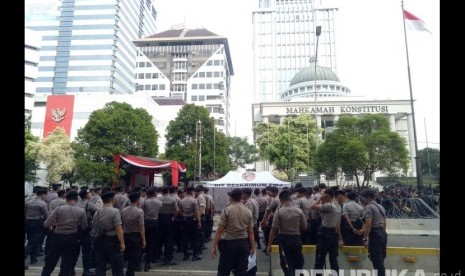 Suasana jelang sidang perdana sengketa Pilpres 2019 di depan gedung Mahkamah Konstitusi (MK), Jakarta, Jumat (14/6).