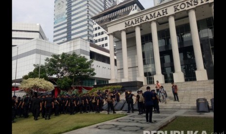 Suasana jelang sidang perdana sengketa Pilpres 2019 di depan gedung Mahkamah Konstitusi (MK), Jakarta, Jumat (14/6).