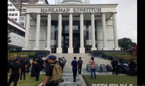 Suasana jelang sidang perdana sengketa Pilpres 2019 di depan gedung Mahkamah Konstitusi (MK), Jakarta, Jumat (14/6).