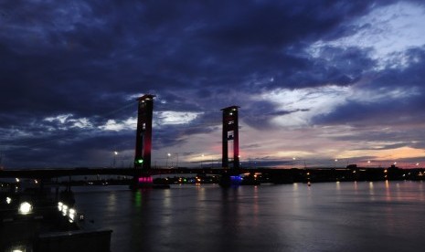 Suasana Jembatan Ampera di Palembang, Senin (7/3).