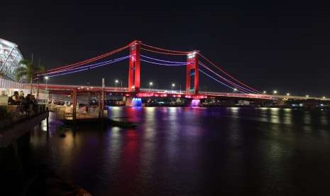 Suasana jembatan Ampera di Palembang, Sumatera Selatan, Sabtu (18/8). 