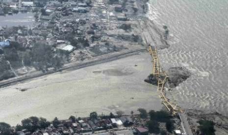 [Ilustrasi] Suasana jembatan kuning pada Sabtu (29/9). Jembatan ini ambruk akibat gempa 7,4 SR dan tsunami di Palu, Sulawesi Tengah, Jumat (28/9). 