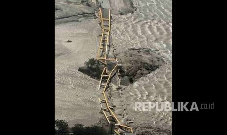 The yellow bridge collapsed due to the earthquake and tsunami in Palu, Central Sulawesi, Saturday (Sept 29).