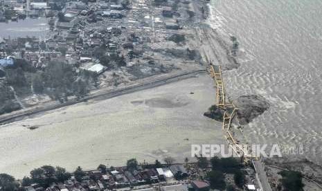 Suasana jembatan kuning yang ambruk akibat gempa dan tsunami di Palu, Sulawesi Tengah, Sabtu (29/9).