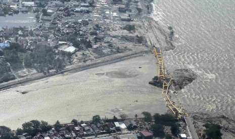 Suasana jembatan kuning yang ambruk akibat gempa dan tsunami di Palu, Sulawesi Tengah (ilustrasi)