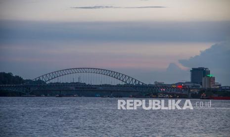 Suasana Jembatan Mahakam IV saat senja di Samarinda, Kalimantan Timur, Senin (7/2/2022). Mahakam 10K 2022 akan mengambil rute jalan di pinggir Sungai Mahakam.