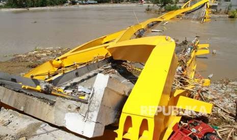 Suasana jembatan Palu IV atau Panolele yang roboh akibat gempa dan tsunami di Pantai Talise, Palu, Sulawesi Tengah, Minggu (30/9).