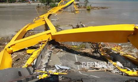 Suasana jembatan Palu IV atau Panolele yang roboh akibat gempa dan tsunami di Pantai Talise, Palu, Sulawesi Tengah, Ahad (30/9).