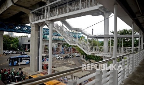 Suasana jembatan penyeberangan orang (JPO) yang juga sebagai penghubung menuju halte TransJakarta CSW Koridor 13 Ciledug-Tendean.