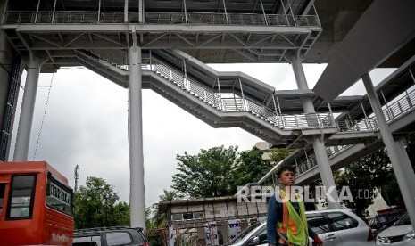 Suasana jembatan penyeberangan orang (JPO) yang juga sebagai penghubung menuju halte TransJakarta CSW Koridor 13 Ciledug-Tendean di Jakarta, Rabu (4/1).