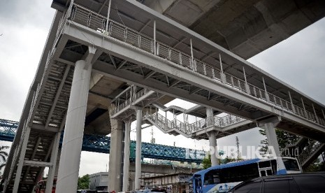 Suasana jembatan penyeberangan orang (JPO) yang juga sebagai penghubung menuju halte TransJakarta CSW Koridor 13 Ciledug-Tendean di Jakarta, Rabu (4/1).