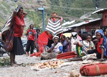 Suasana jual-beli di Pasar Kota Lama, Distrik Mulia, Kabupaten Puncak Jaya, Papua.