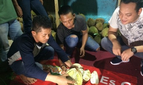 Suasana jual beli durian di warung Aka Durian Tasikmalaya.