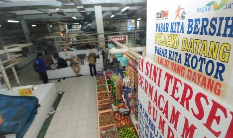 Suasana jual beli yang sepi terlihat di Pasar Santa, Jakarta Selatan, Selasa (25/5). Pemerintah Provinsi DKI Jakarta akan merevisi Peraturan Daerah Nomor 2 Tahun 2002 tentang Perpasaran Swasta untuk melindungi pasar tradisional yang selama 20 tahun tidak p