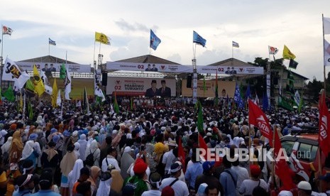  Suasana kampanye akbar pasangan calon presiden 02, Prabowo  Subianto dan Sandiaga Uno, di Stadion Kridosono, Senin (8/4).