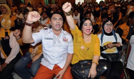   Pedangdut Anisa Bahar (kanan) menemani suaminya yang merupakan calon legislatif dari Partai Hanura, Dian Asha Fauzan Prasetya saat kampanye di GOR Sunter Jaya, Jakarta Utara, Rabu (19/3). (Republika/Aditya Pradana Putra)