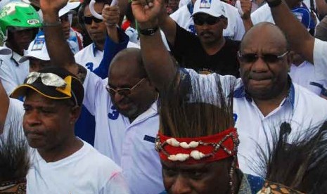  Suasana kampanye salah satu calon pasangan Pilgub Papua di lapangan Timika Indah Kabupaten Mimika-Papua, Ahad (13/1). 