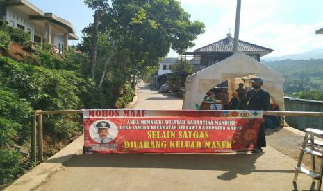 Suasana Kampung Baeud, Desa Samida, Kecamatan Selaawi, Kabupaten Garut, yang menerapkan karantina mandiri, Kamis (11/6). 