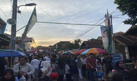 Suasana Kampung Ramadhan Jogokariyan (KRJ) di Jalan Jogokariyan, Mantrijeron, Kota Yogyakarta, jelang berbuka puasa, Sabtu (23/3/2024).