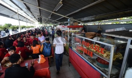 Suasana kantin Pedagang Kaki Lima (PKL) yang telah di relokasi di dalam salah satu mall kawasan Jakarta Selatan, Rabu (8/4). 