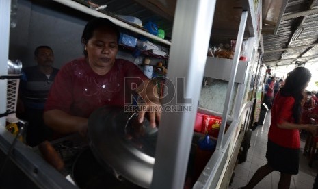 Suasana kantin Pedagang Kaki Lima (PKL) yang telah di relokasi di dalam salah satu mall kawasan Jakarta Selatan, Rabu (8/4). 