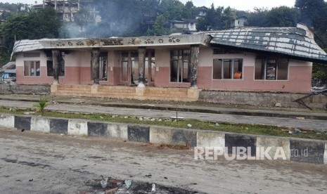 Suasana Kantor Dewan Adat Mbaham Matta seusai dibakar massa saat melakukan aksi di Kabupaten Fak - Fak, Papua Barat, Rabu (21/8/2019).