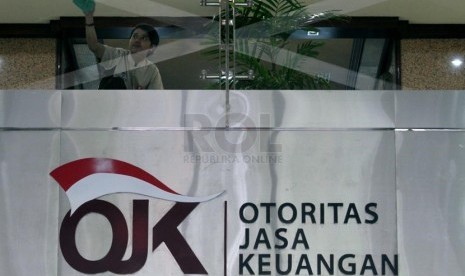 Suasana Kantor Otoritas Jasa Keuangan di Jakarta, Kamis (3/4).