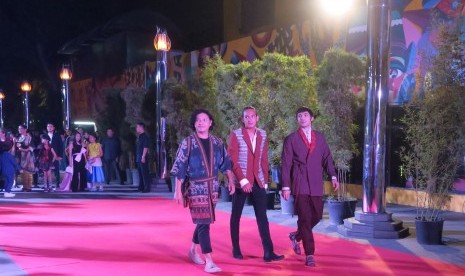 Suasana karpet merah menjelang pelaksanaan Piala Citra 2018, Ahad (9/12). Gading Marten, Adipati Dolken, dan Abimana Aryasatya berjalan bersama menuju Gedung Teater Jakarta, Taman Ismail Marzuki. 