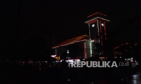 Suasana kawasan Balai Kota Madiun tanpa lampu penerangan jalan umum saat diberlakukan Pelaksanaan Pembatasan Kegiatan Masyarakat (PPKM) di Kota Madiun, Jawa Timur, Senin (11/1/2021) malam. Pemkot Madiun memenerapkan PPKM antara lain dengan memadamkan lampu penerangan jalan umum di sejumlah kawasan mulai pukul 19.00, mengatur jam buka plaza hingga hingga pukul 19.00, dan rumah makan, warung, pedagang kaki lima, serta toko hingga pukul 21.00 guna pencegahan penularan COVID-19.