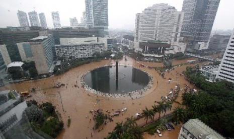 Suasana kawasan Bunderan Air Mancur Tugu Selamat Datang yang terendam banjir di Jakarta Pusat