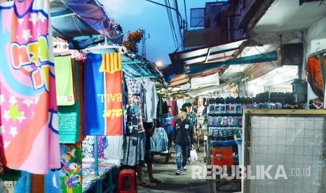 Suasana kawasan Cicadas, Kota Bandung, Selasa (23/10). Pemkot Bandung berencana akan merelokasi PKL yang memadati lokasi tersebut.