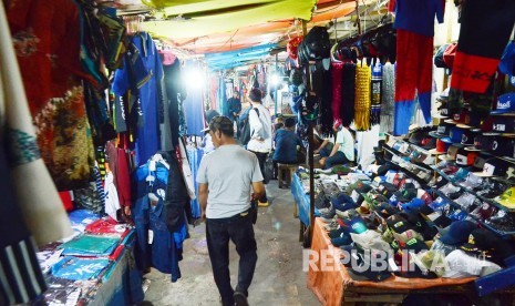 Suasana kawasan Cicadas, Kota Bandung, Selasa (23/10). Pemkot Bandung berencana akan merelokasi PKL yang memadati lokasi tersebut.