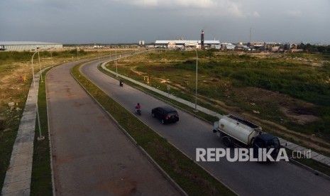 Suasana kawasan industri terpadu Java Integrated Industrial and Ports Estate (JIIPE), Gresik, Jawa Timur, Kamis (8/3).