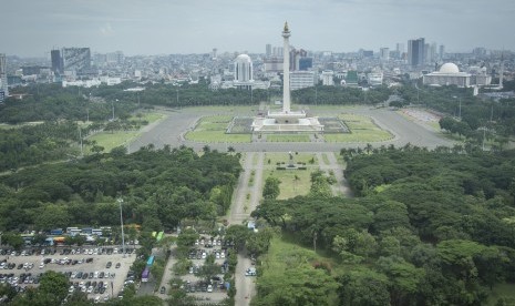 Suasana kawasan Monas yang terlihat dari Gambir, Jakarta, Selasa (14/11).