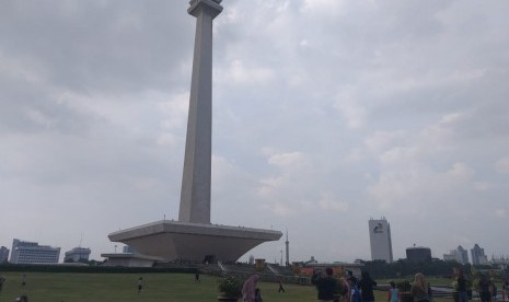 Suasana kawasan Monumen Nasional (Monas) pada hari ketiga Lebaran, Jumat (7/6) sore. 