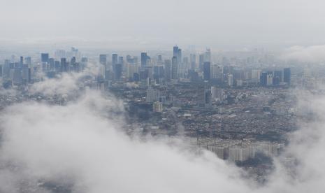 Suasana kawasan padat penduduk dan gedung bertingkat di Jakarta. Pemerintah memprediksi pertumbuhan ekonomi tumbuh di atas 5,5 persen pada kuartal III 2022. Adapun prediksi ini lebih tinggi dari kuartal sebelumnya sebesar 5,44 persen.