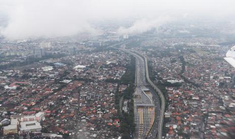 Suasana kawasan padat penduduk dan gedung bertingkat di Jakarta, Ahad (2/10/2022). Badan Pusat Statistik (BPS) mencatat perekonomian Indonesia tumbuh 5,72 persen pada kuartal III 2022.