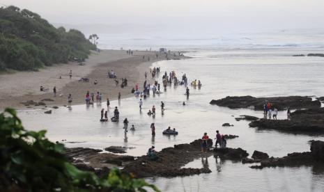 Pantai Sayang Heulang, Kabupaten Garut, Jawa Barat. 