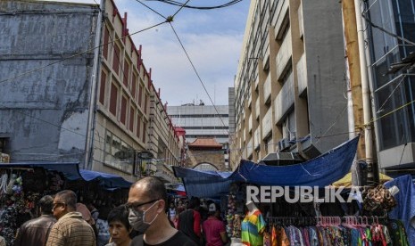 Metro Atom, Pasar Baru, Jakarta menjadi lokasi berdagang bagi pedagang pindahan dari Pasar Senen. 