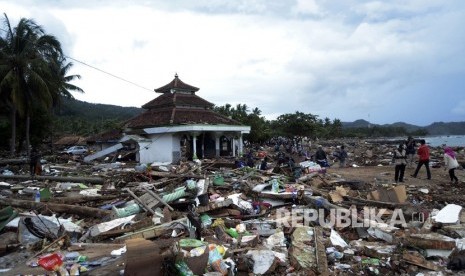 Suasana kawasan pemukiman penduduk di desa Way Muli, Kecamatan Rajabasa, Lampung Selatan yang hancur akibat Tsunami, Ahad (23/12/2018). 