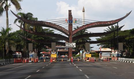 Suasana kawasan wisata Taman Mini Indonesia Indah (TMII) yang sepi pengunjung saat ditutup untuk publik di Jakarta, Kamis (24/6/2021). TMII menutup sementara layanan operasional untuk pengunjung sejak Rabu (23/6) siang, sejalan dengan keputusan Gubernur DKI Jakarta yang memperpanjang Pemberlakuan Pembatasan Kegiatan Masyarakat (PPKM) berbasis Mikro guna menekan penyebaran COVID-19. 