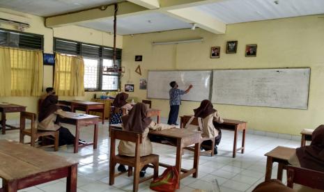 Suasana KBM tatap muka terbatas di SMA (Ilustrasi). Sekolah yang sudah diizinkan tatap muka akan mendapatkan pengawasan dan pemeriksaan secara ketat terkait penerapan protokol kesehatan.