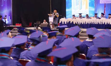 Suasana kebahagiaan dan kebanggaan melingkupi Sasana Kriya, Taman Mini Indonesia Indah (TMII), Jakarta, saat Kampus Digital Bisnis Universitas Nusa Mandiri (UNM) sukses menyelenggarakan Wisuda ke-35.