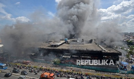  Suasana kebakaran bangunan Blok I dan Blok II yang terbakar di Pasar Senen, Jakarta, Kamis (19/1).