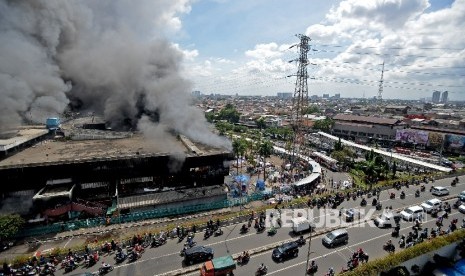  Suasana kebakaran bangunan Blok I dan Blok II yang terbakar di Pasar Senen, Jakarta, Kamis (19/1).