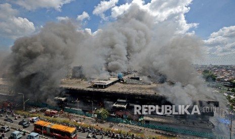  Suasana kebakaran bangunan Blok I dan Blok II yang terbakar di Pasar Senen, Jakarta, Kamis (19/1).