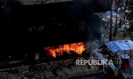  Suasana kebakaran bangunan Blok I dan Blok II yang terbakar di Pasar Senen, Jakarta, Kamis (19/1). 