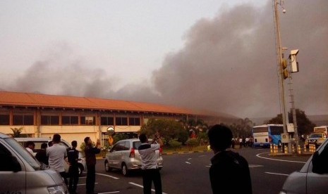 Suasana kebakaran di di Terminal 2E Bandar Udara Soekarno-Hatta Tangerang, Ahad (5/7) pagi.